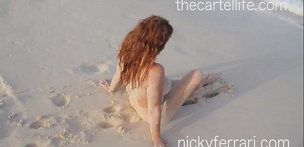  Nicky Ferrari tomando el sol desnuda en el Caribe.
